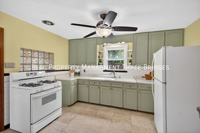 Building Photo - 130 S Barat Ave