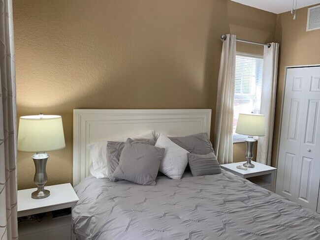 Building Photo - Annual turnkey furnished (optional) renovated luxury 2/2 condo downtown Sarasota at Broadway Prom...