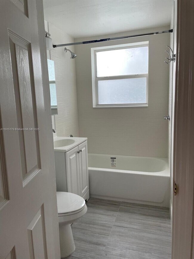 Building Photo - 520 SW 10th St