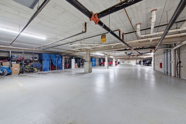 Building Photo - 125 Lakeview Dr
