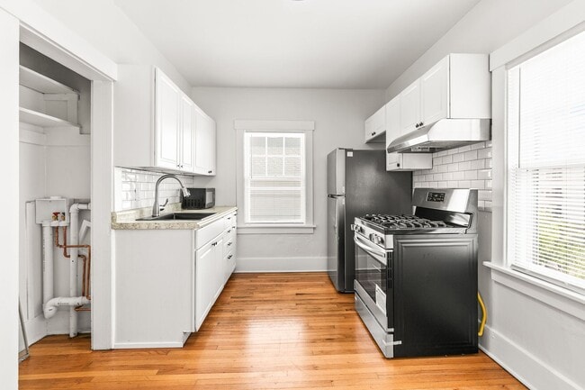 Building Photo - 523 Park Ave