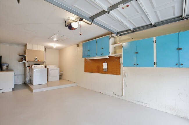 Building Photo - Beautiful 3/2 Spacious Pool Home with a Fe...