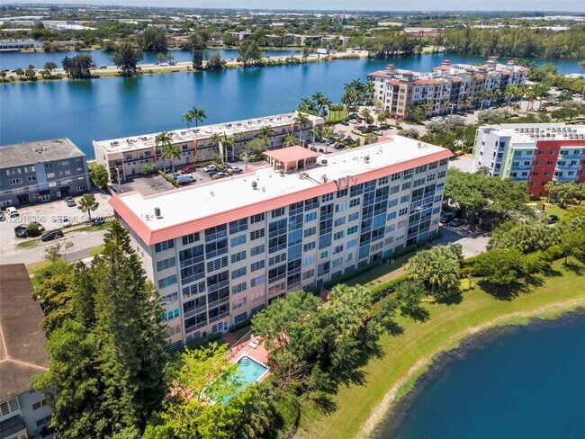 Building Photo - 1101 Crystal Lake Dr