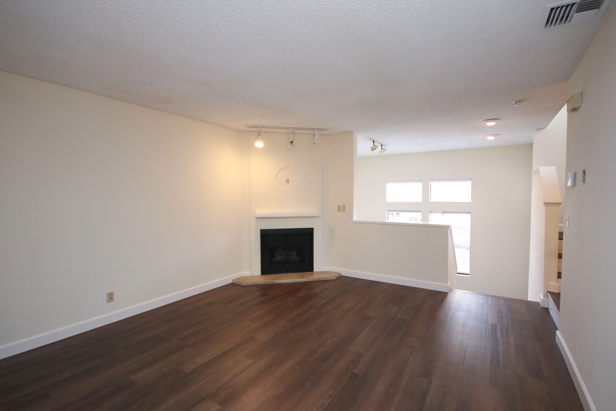 Building Photo - 416 N Bushnell Ave