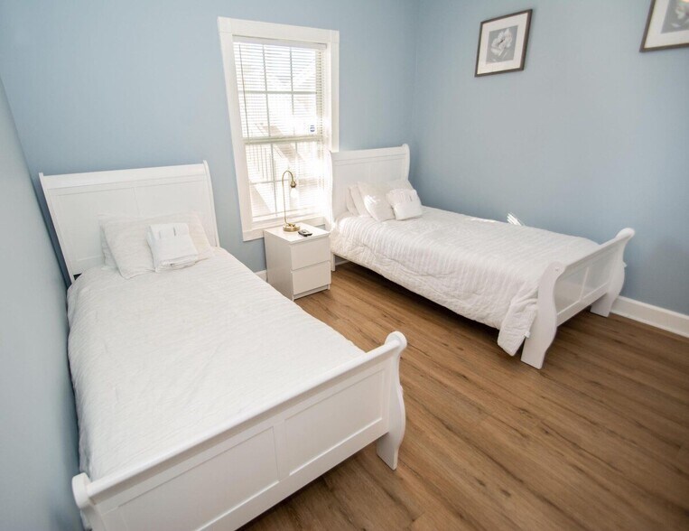 Building Photo - 4868 Dahlia Ct