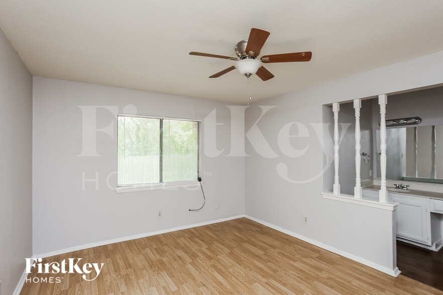 Building Photo - 608 Nora Ln