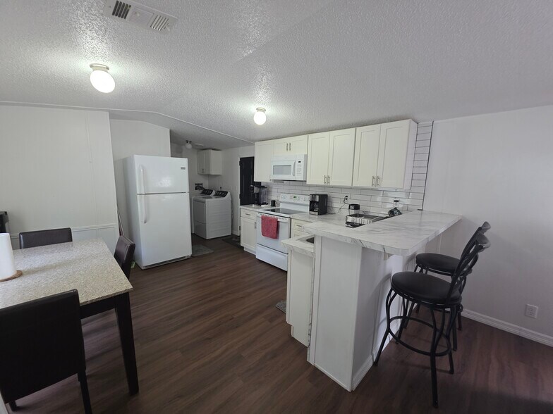 Building Photo - 2160 Milrose Dr