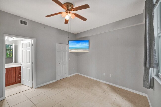 Building Photo - 2421 NE 65th St