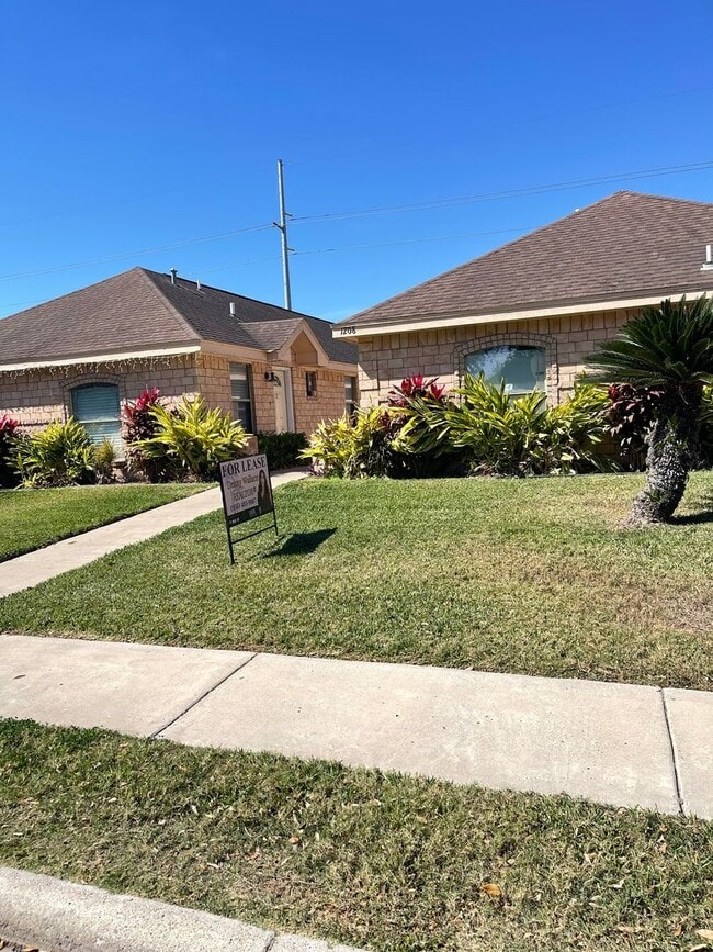 Building Photo - 1208 S Diplomat Dr