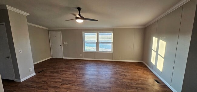 Building Photo - Spacious 3-bedroom, 2-bathroom mobile home. Showings Coming Soon!