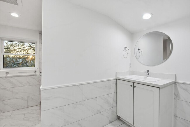 Building Photo - Beautiful Houston Home Featuring a Private Pool