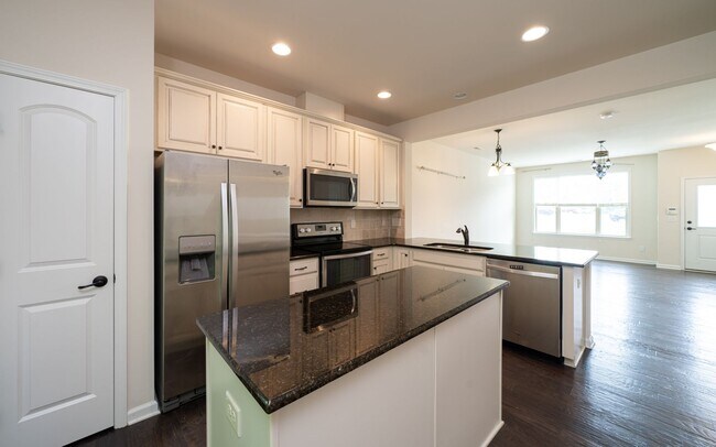 Building Photo - 2 Bedroom, 2.5 Bath Townhome w/ Loft and S...