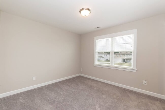 Building Photo - Three Bedroom Home!