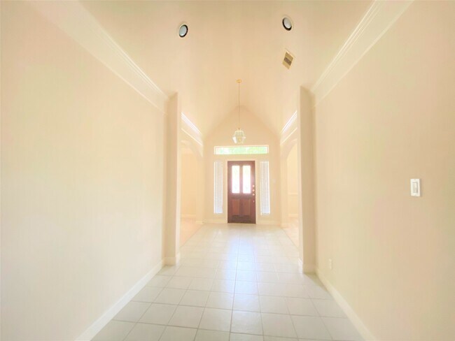 Building Photo - 10122 Meridian Lakes Dr
