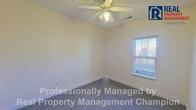 Building Photo - End Unit Condo with Open Floorplan and Split Bedrooms