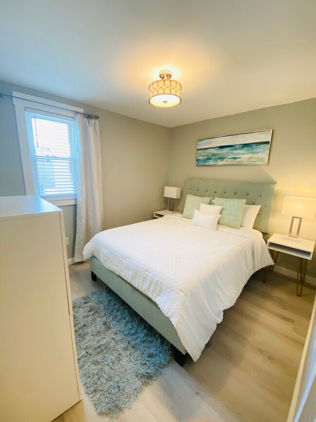Downstairs bedroom with queen bed - 512 Elsmere St