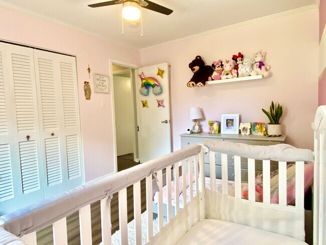 Building Photo - Amazing 4 Bedroom 2 Bathroom! Large Lot!  ...