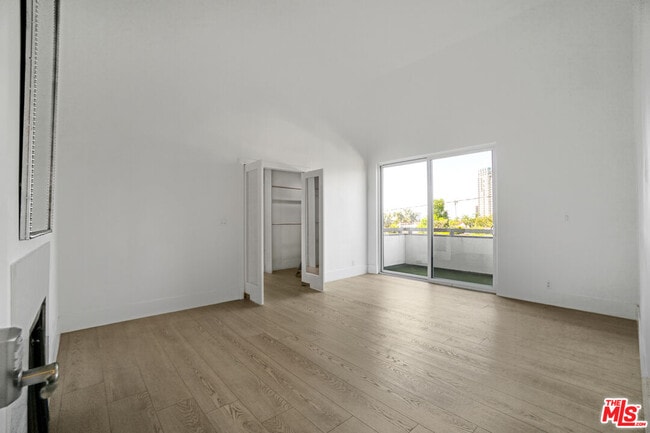 Building Photo - 1277 S Beverly Glen Blvd