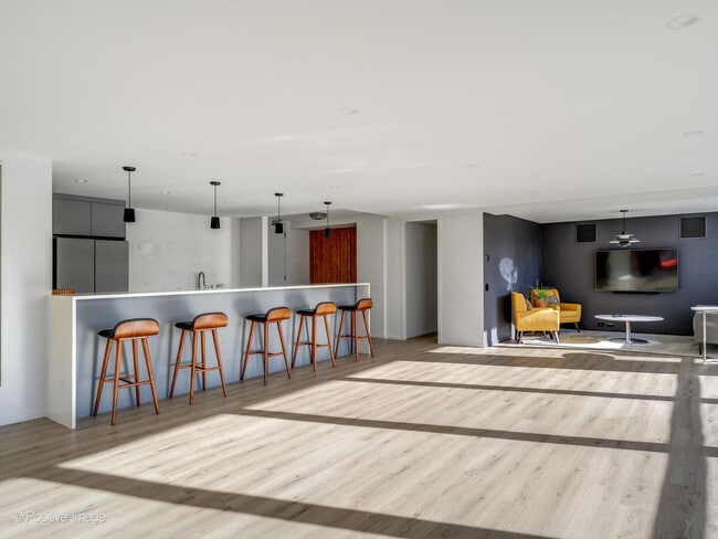 Building Photo - 330 W Diversey Pkwy