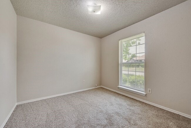 Building Photo - 2618 Trumpet Dr