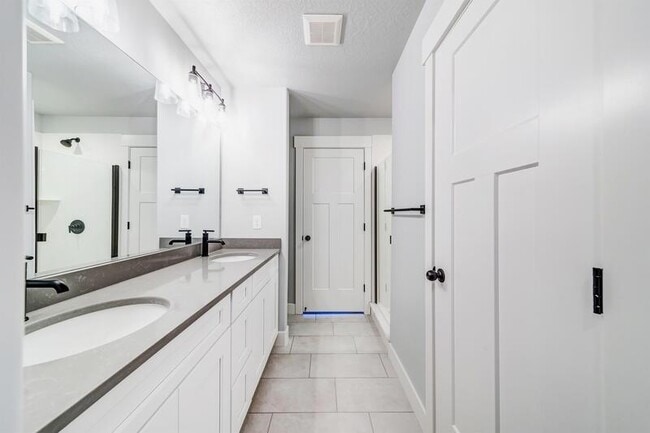 Building Photo - 13893 Little Rdg Ln