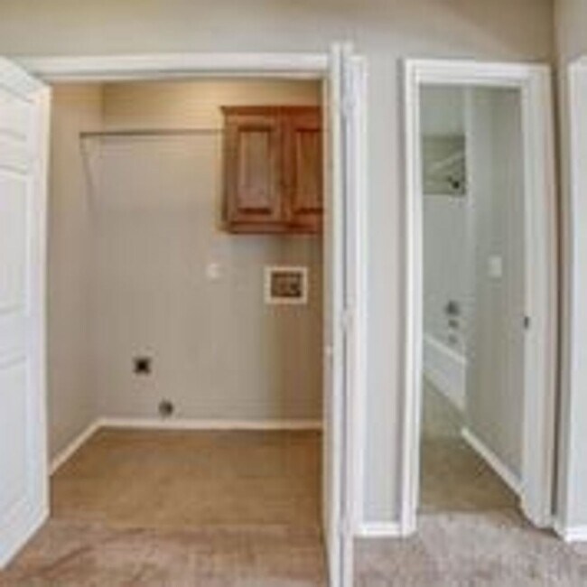 Building Photo - 2 Bedroom + Garage! Available now!