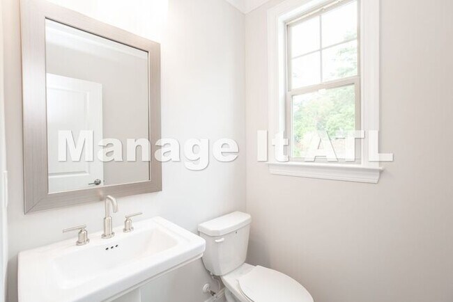 Building Photo - Brand new townhome in Chamblee