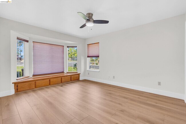 Building Photo - 5650 Edgeview Dr