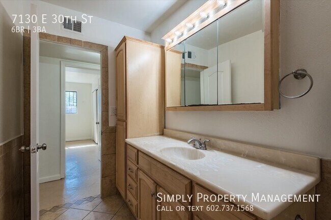 Building Photo - 4 bedroom 2 bath main house with a 2 bed 1...