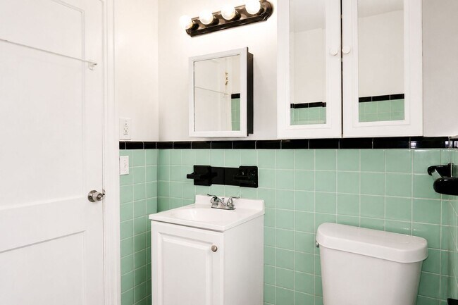 Building Photo - 2 Bedroom, 1 Bathroom Home for Rent in St Pete!