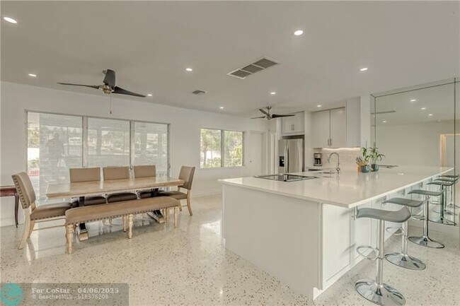 Building Photo - 2717 Yacht Club Blvd