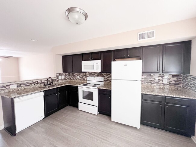 Building Photo - 2 Bedroom 1.5 Bath Townhome