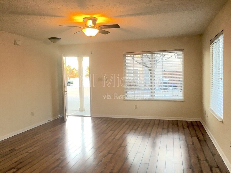 Building Photo - 736 Pine Lake Dr