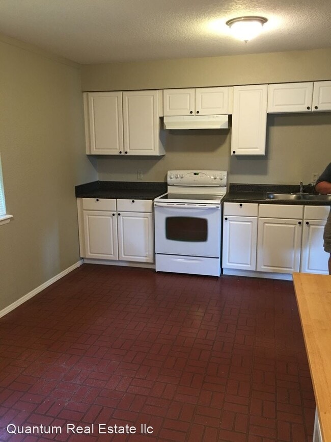 Building Photo - 3 br, 1.5 bath House - 827 W. DENVER STREET