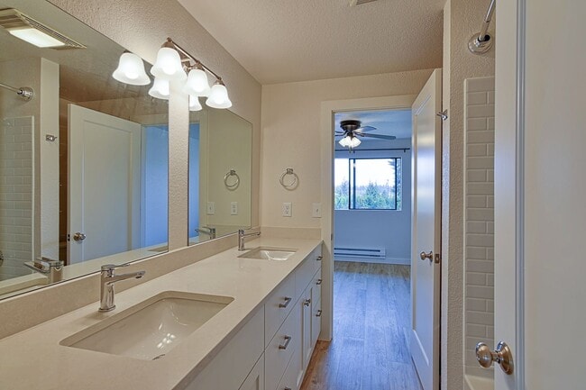 Building Photo - Stylishly Remodeled Condo in Prime Center Park Location