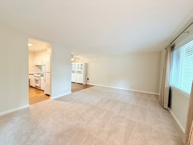 Building Photo - Super Cute 2 Bedroom Condo in Tigard!!! Water, Sewer and Garbage Included!!!