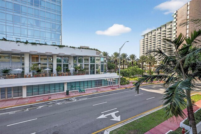 Building Photo - 2924 Collins Ave