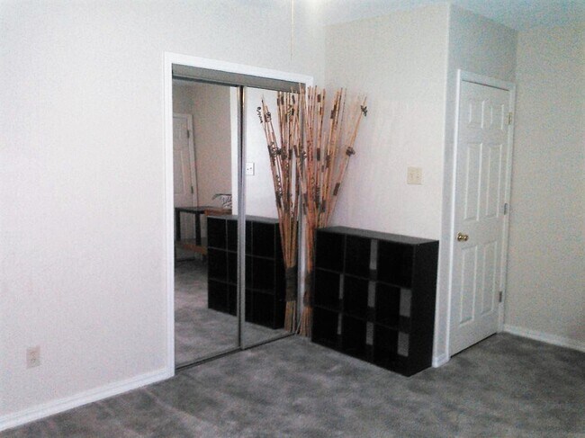 Building Photo - 4 Bed home waiting!