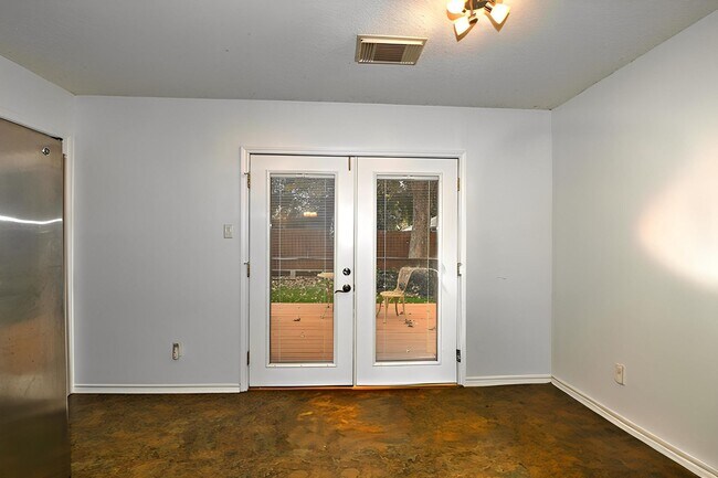 Building Photo - Spacious cozy home  |  Great location  |  2 bedroom  |  1 bath  |  1 car garage