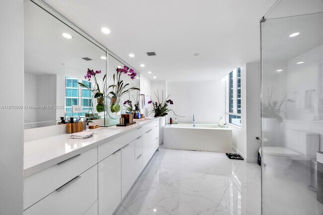 Building Photo - 2127 Brickell Ave