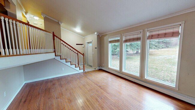 Building Photo - 3 Bedroom 2 Bath with Garage Available NOW!! Animal friendly!