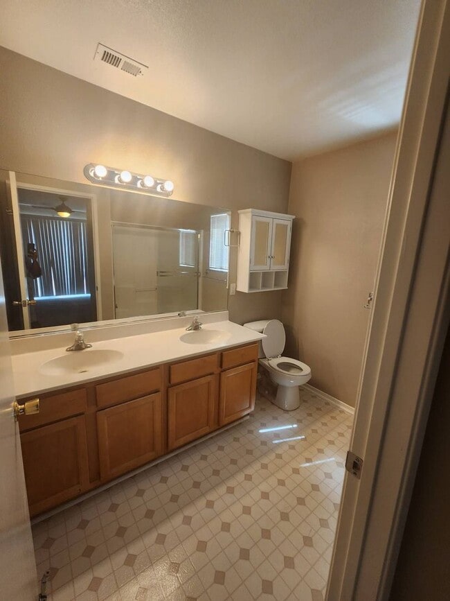 Building Photo - Don't Miss This Beautiful Desert Vista Home!