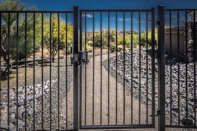 Building Photo - Gorgeous 4 Bed + den Single Level Home in gated community in North Peoria with RV Gate / BBQ!!