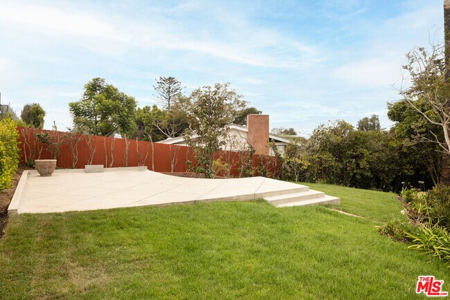 Building Photo - 16820 Sunset Blvd