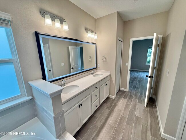 Building Photo - 309 St Vincent Dr