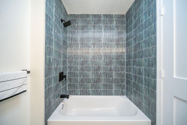 Building Photo - BEAUTIFULLY RENOVATED 4-BEDROOM HOME IN PH...