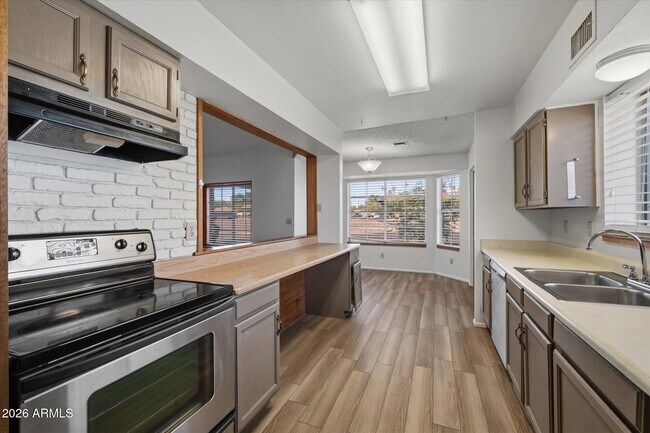 Building Photo - 1055 N Recker Rd