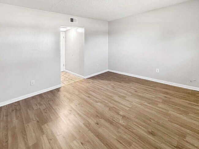 Building Photo - 1852-A Golf View Avenue #10