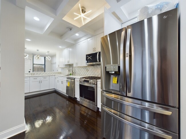 Building Photo - 5005 S Prairie Ave