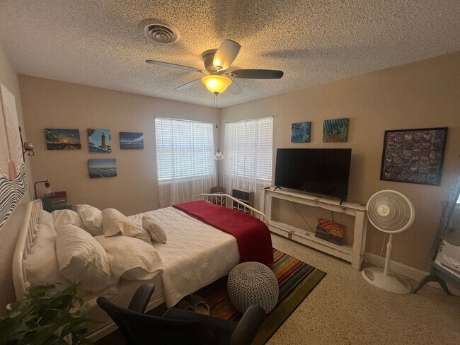 Building Photo - Beach Side Bungalow